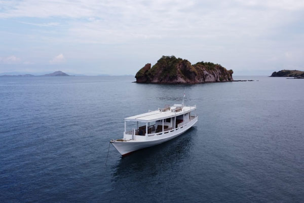 Open-Deck-Charter-Komodo